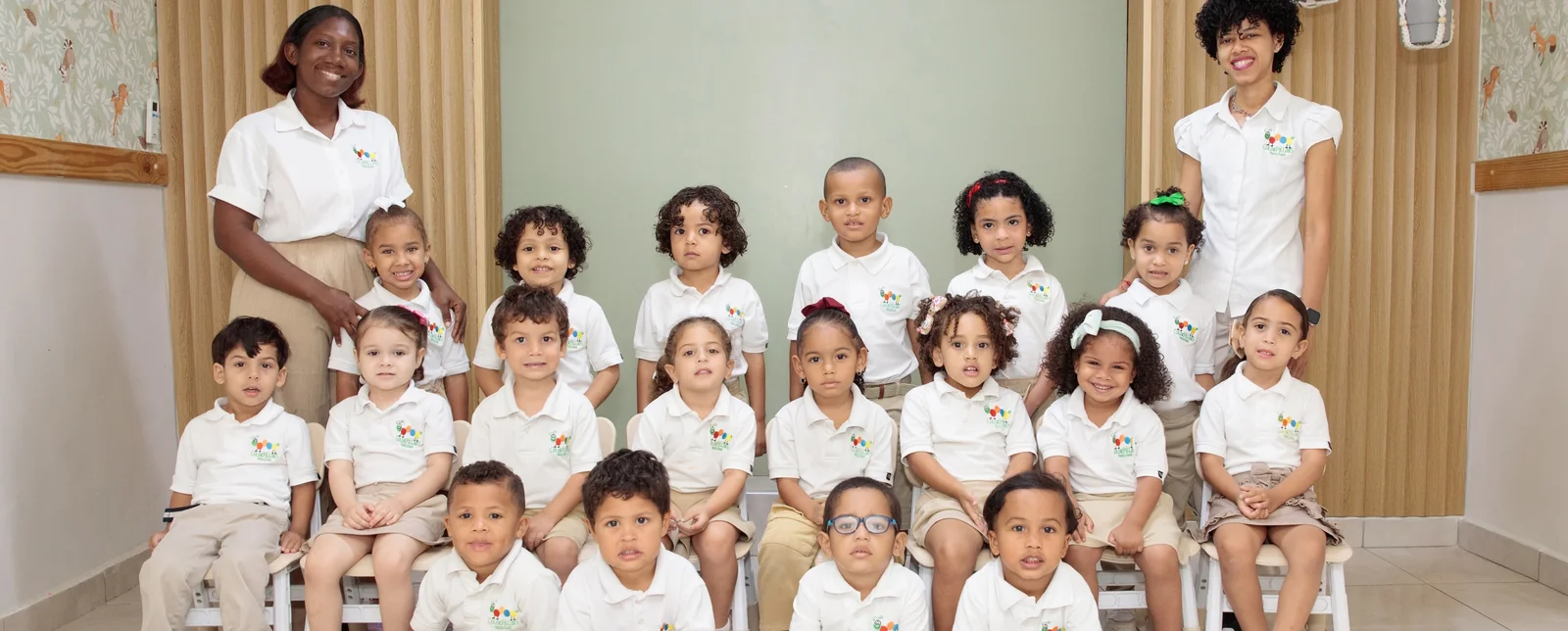 Los niños y las maestras de Colorpillars reunidos para la foto del año escolar