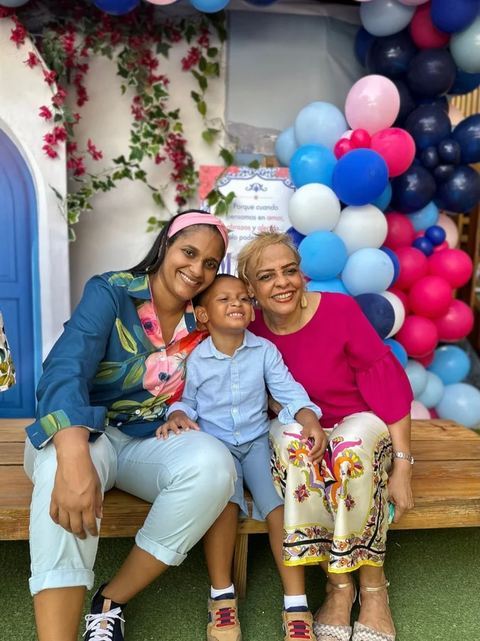 Abuela, madre y niño juntos en una celebración de Colorpillars