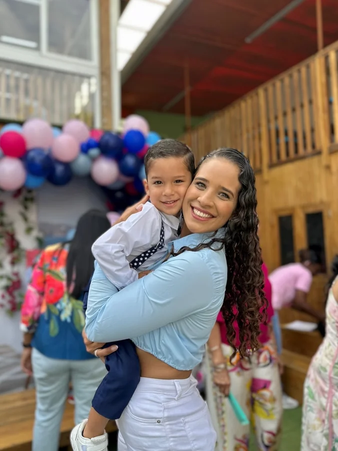 Una madre carga a su hijo entre risas en Colorpillars