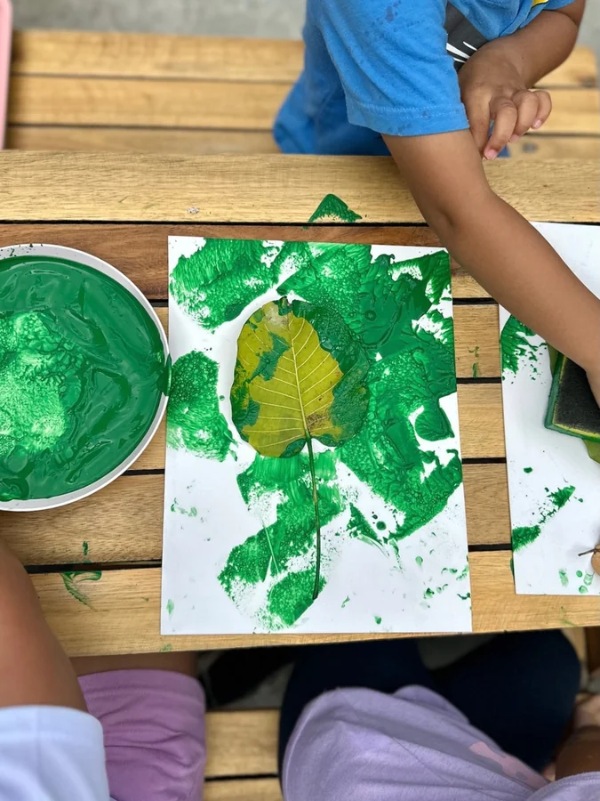 Una hoja estampada en pintura verde sobre papel