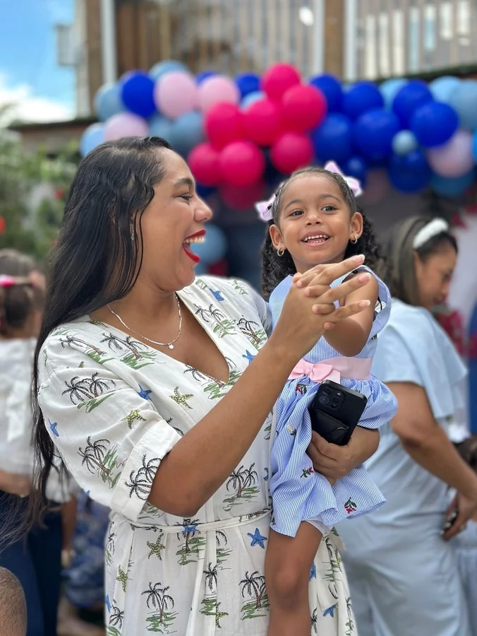 Una madre y su hija ríen juntas en Colorpillars